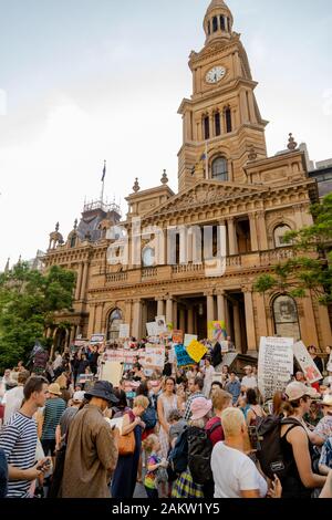 Sydney, Australien. 10 Jan, 2020. Massen von Demonstranten sammeln während Plakate während der Demonstration. Tausende von Klimawandel Demonstranten Sydneys Rathaus umgeben, während die Bush - Feuer weiterhin Krise in Australien. Ähnliche Proteste auf andere Hauptstädte. Credit: SOPA Images Limited/Alamy leben Nachrichten Stockfoto
