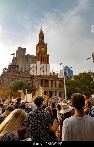 Sydney, Australien. 10 Jan, 2020. Massen von Demonstranten sammeln während Plakate während der Demonstration. Tausende von Klimawandel Demonstranten Sydneys Rathaus umgeben, während die Bush - Feuer weiterhin Krise in Australien. Ähnliche Proteste auf andere Hauptstädte. Credit: SOPA Images Limited/Alamy leben Nachrichten Stockfoto