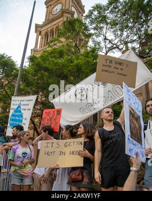 Sydney, Australien. 10 Jan, 2020. Die Demonstranten halten Plakate hoch, während der Demonstration. Tausende von Klimawandel Demonstranten Sydneys Rathaus umgeben, während die Bush - Feuer weiterhin Krise in Australien. Ähnliche Proteste auf andere Hauptstädte. Credit: SOPA Images Limited/Alamy leben Nachrichten Stockfoto