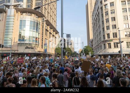 Sydney, Australien. 10 Jan, 2020. Massen von Demonstranten sammeln während Plakate während der Demonstration. Tausende von Klimawandel Demonstranten Sydneys Rathaus umgeben, während die Bush - Feuer weiterhin Krise in Australien. Ähnliche Proteste auf andere Hauptstädte. Credit: SOPA Images Limited/Alamy leben Nachrichten Stockfoto
