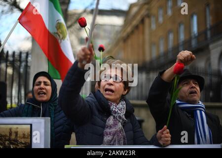 Die Teilnehmer einer Mahnwache von Der anglo-iranian Gemeinschaften in Großbritannien abgehalten und Förderer des Nationalen Widerstandsrates Irans (NWRI) in Whitehall, London, für die Fahrgäste der Ukraine International Airlines Flug, der nur wenige Minuten nach dem Start von Imam Khomeini International Airport in Teheran am Mittwoch, den Tod von 176 Menschen abgestürzt. Stockfoto