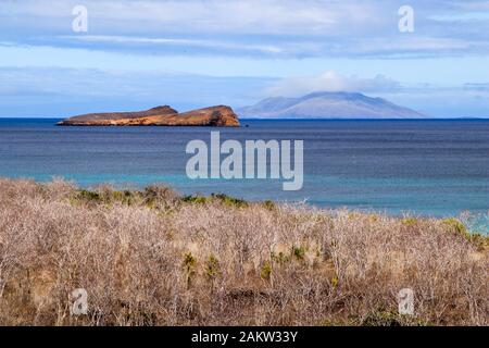 Rabida Island von Santa Cruz Island aus auf dem Galapagos Stockfoto