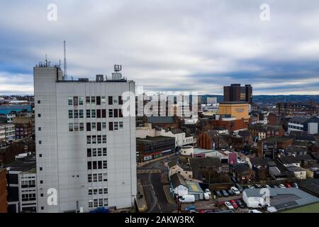 Mit Blick auf den Hauptort in den Töpfereien, Hanley, das Stadtzentrum mit Hochhäusern und einer schönen Stadtlandschaft, Stoke on Trent Stockfoto