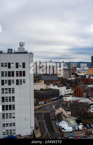 Mit Blick auf den Hauptort in den Töpfereien, Hanley, das Stadtzentrum mit Hochhäusern und einer schönen Stadtlandschaft, Stoke on Trent Stockfoto