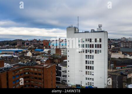 Mit Blick auf den Hauptort in den Töpfereien, Hanley, das Stadtzentrum mit Hochhäusern und einer schönen Stadtlandschaft, Stoke on Trent Stockfoto