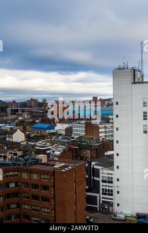 Mit Blick auf den Hauptort in den Töpfereien, Hanley, das Stadtzentrum mit Hochhäusern und einer schönen Stadtlandschaft, Stoke on Trent Stockfoto