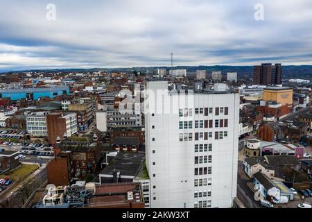 Mit Blick auf den Hauptort in den Töpfereien, Hanley, das Stadtzentrum mit Hochhäusern und einer schönen Stadtlandschaft, Stoke on Trent Stockfoto