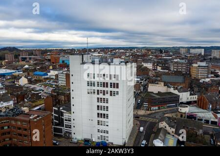 Mit Blick auf den Hauptort in den Töpfereien, Hanley, das Stadtzentrum mit Hochhäusern und einer schönen Stadtlandschaft, Stoke on Trent Stockfoto