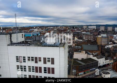 Mit Blick auf den Hauptort in den Töpfereien, Hanley, das Stadtzentrum mit Hochhäusern und einer schönen Stadtlandschaft, Stoke on Trent Stockfoto