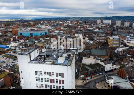 Mit Blick auf den Hauptort in den Töpfereien, Hanley, das Stadtzentrum mit Hochhäusern und einer schönen Stadtlandschaft, Stoke on Trent Stockfoto