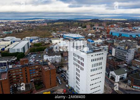 Mit Blick auf den Hauptort in den Töpfereien, Hanley, das Stadtzentrum mit Hochhäusern und einer schönen Stadtlandschaft, Stoke on Trent Stockfoto