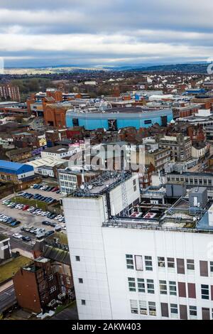 Mit Blick auf den Hauptort in den Töpfereien, Hanley, das Stadtzentrum mit Hochhäusern und einer schönen Stadtlandschaft, Stoke on Trent Stockfoto
