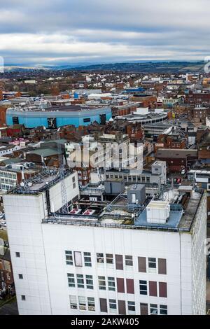 Mit Blick auf den Hauptort in den Töpfereien, Hanley, das Stadtzentrum mit Hochhäusern und einer schönen Stadtlandschaft, Stoke on Trent Stockfoto