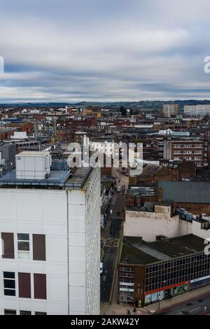Mit Blick auf den Hauptort in den Töpfereien, Hanley, das Stadtzentrum mit Hochhäusern und einer schönen Stadtlandschaft, Stoke on Trent Stockfoto