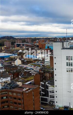 Mit Blick auf den Hauptort in den Töpfereien, Hanley, das Stadtzentrum mit Hochhäusern und einer schönen Stadtlandschaft, Stoke on Trent Stockfoto