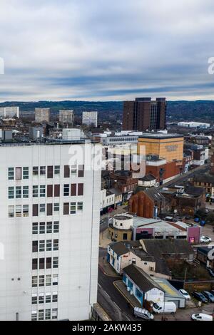 Mit Blick auf den Hauptort in den Töpfereien, Hanley, das Stadtzentrum mit Hochhäusern und einer schönen Stadtlandschaft, Stoke on Trent Stockfoto