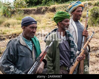 Bewaffnete Dorfbewohner Patrol ihr Land, Simien Berge, Äthiopien. Stockfoto