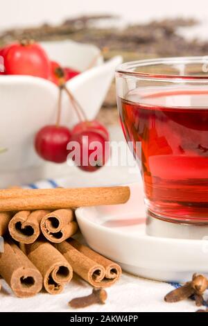 Kaffee, Hagebutten, Zimt und Sternanis Stockfoto