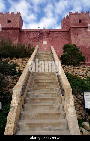 Roter Turm oder St. Agatha Turm, auf maltesisch Din l-Art Helwa, historischer Wehrturm des Malteserordens auf der Marfa Ridge, Mellieha, Malta Stockfoto