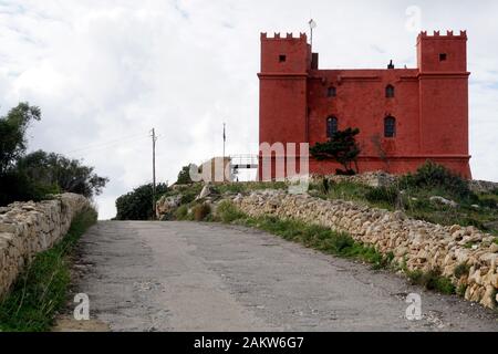 Roter Turm oder St. Agatha Turm, auf maltesisch Din l-Art Helwa, historischer Wehrturm des Malteserordens auf der Marfa Ridge, Mellieha, Malta Stockfoto