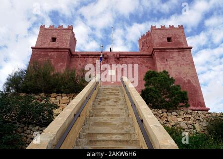 Roter Turm oder St. Agatha Turm, auf maltesisch Din l-Art Helwa, historischer Wehrturm des Malteserordens auf der Marfa Ridge, Mellieha, Malta Stockfoto