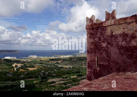 Roter Turm oder St. Agatha Turm, auf maltesisch Din l-Art Helwa, historischer Wehrturm des Malteserordens auf der Marfa Ridge, Mellieha, Malta Stockfoto