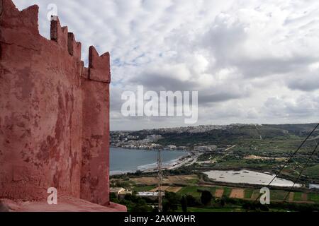 Roter Turm oder St. Agatha Turm, auf maltesisch Din l-Art Helwa, historischer Wehrturm des Malteserordens auf der Marfa Ridge, Mellieha, Malta Stockfoto