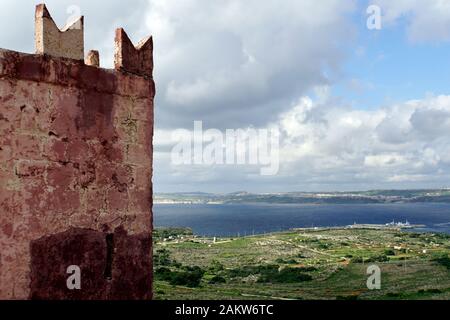 Roter Turm oder St. Agatha Turm, auf maltesisch Din l-Art Helwa, historischer Wehrturm des Malteserordens auf der Marfa Ridge, Mellieha, Malta Stockfoto