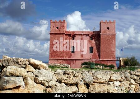 Roter Turm oder St. Agatha Turm, auf maltesisch Din l-Art Helwa, historischer Wehrturm des Malteserordens auf der Marfa Ridge, Mellieha, Malta Stockfoto