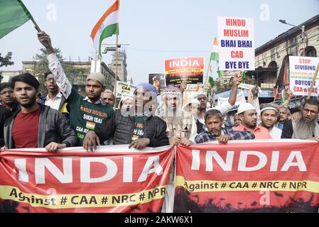 Kolkata, Indien. 10 Jan, 2020. Muslimische Männer halten Poster und Shout Slogan, der bei einer Demonstration gegen die Staatsbürgerschaft Amendment Act oder CAA 2019 zu protestieren. (Foto von Ved Prakash/Pacific Press) Quelle: Pacific Press Agency/Alamy leben Nachrichten Stockfoto
