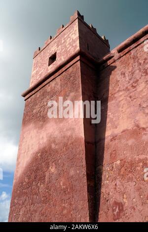 Roter Turm oder St. Agatha Turm, auf maltesisch Din l-Art Helwa, historischer Wehrturm des Malteserordens auf der Marfa Ridge, Mellieha, Malta Stockfoto