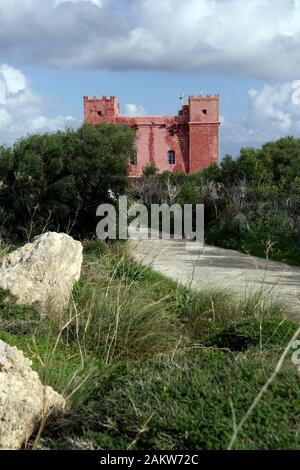 Roter Turm oder St. Agatha Turm, auf maltesisch Din l-Art Helwa, historischer Wehrturm des Malteserordens auf der Marfa Ridge, Mellieha, Malta Stockfoto