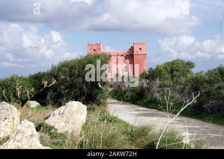 Roter Turm oder St. Agatha Turm, auf maltesisch Din l-Art Helwa, historischer Wehrturm des Malteserordens auf der Marfa Ridge, Mellieha, Malta Stockfoto