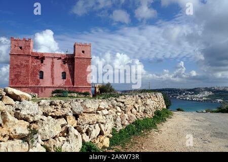 Roter Turm oder St. Agatha Turm, auf maltesisch Din l-Art Helwa, historischer Wehrturm des Malteserordens auf der Marfa Ridge, Mellieha, Malta Stockfoto