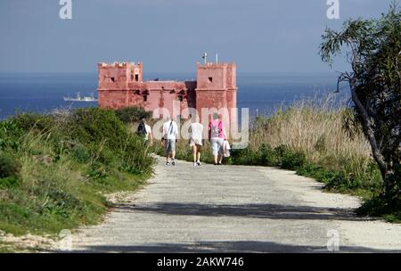 Roter Turm oder St. Agatha Turm, auf maltesisch Din l-Art Helwa, historischer Wehrturm des Malteserordens auf der Marfa Ridge, Mellieha, Malta Stockfoto