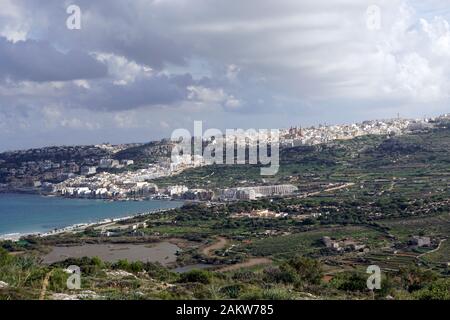 Blick von der Marfa Ridge auf Mellieha und die glänzenden Bucht, Malta Stockfoto