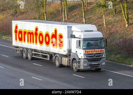 Farmfoods artikuliert Speditions-Lkw, Lkw, Transport, Lastwagen, Cargo Carrier, Mercedes Benz, Transport Industrie, M55 bei Blackpool, Großbritannien Stockfoto