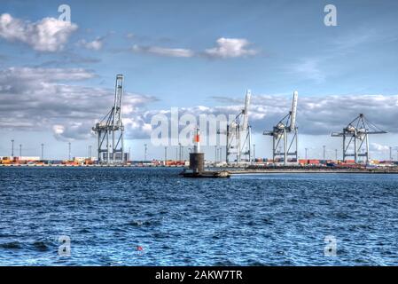 Containerkräne auf dem Terminal im Hafen von Aarhus, Dänemark Stockfoto