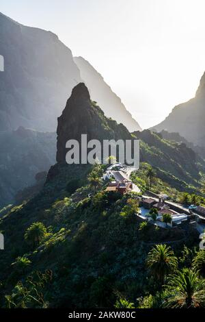 Spanien, Tenera, Kliffige, felsige grüne Berge des Bergdorfs masca und Canyon, Luftbild oben Stockfoto