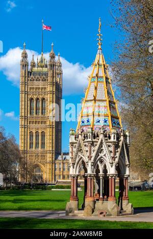 Die Buxton Memorial Fountain und dem Victoria Tower im Palast von Westminster. Von Victoria Tower Gardens, Westminster, London gesehen. Stockfoto