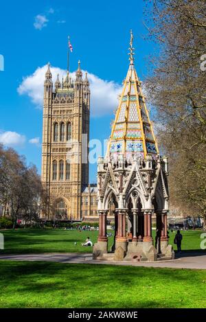 LONDON, Großbritannien - 24 MAR 2019: Die buston Memorial Fountain und Victorial Turm der Palast von Westminster. Von Victoria Tower Gardens gesehen. Stockfoto