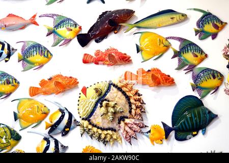 Typisch maltesische Glaskunst - Tropische Fische aus Glas, Malta Stockfoto