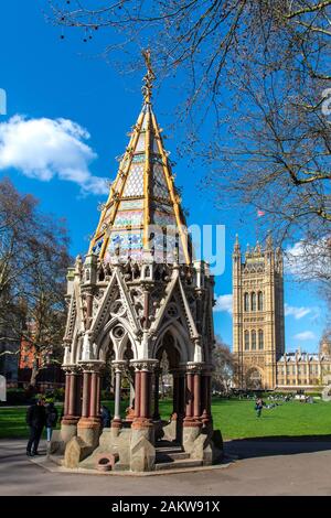 LONDON, Großbritannien - 24 MAR 2019: Die buston Memorial Fountain und Victorial Turm der Palast von Westminster. Von Victoria Tower Gardens gesehen. Stockfoto