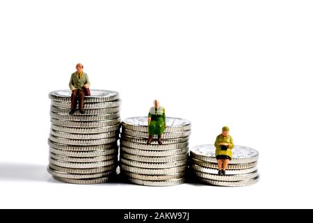 Miniatur-Figurin-Rentner, sitzend auf 10 Pence Stückmünzen Stockfoto