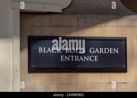 LONDON, Großbritannien - 24 MAR 2019: am Eingang des Black Rod Garten unterzeichnen, im Palast von Westminster Stockfoto