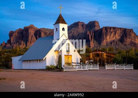 Die Elvis Memorial Chapel in Apache Junction, Arizona. Majestätisch bei Sonnenuntergang unter den Superstition Mountains sitzend. Stockfoto