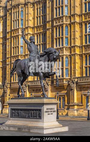 LONDON, Großbritannien - 24 MAR 2019: Die Statue von König Richard I. im Alten Schloss Hof im Palast von Westminster. Stockfoto