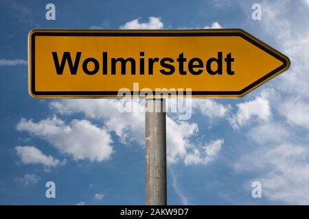 Detail Foto von einem Wegweiser mit der Aufschrift Wolmirstedt, Sachsen-Anhalt, Deutschland, Europa Stockfoto