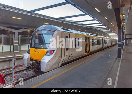 LONDON, Großbritannien - 24 MAR 2019: thameslink Klasse 700 Zug Nr. 700143 an der London Bridge Station. Stockfoto