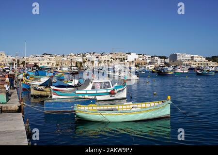 Traditionelle, bunte Fischerboote im Hafen von Marsaxlokk, Malta Stockfoto